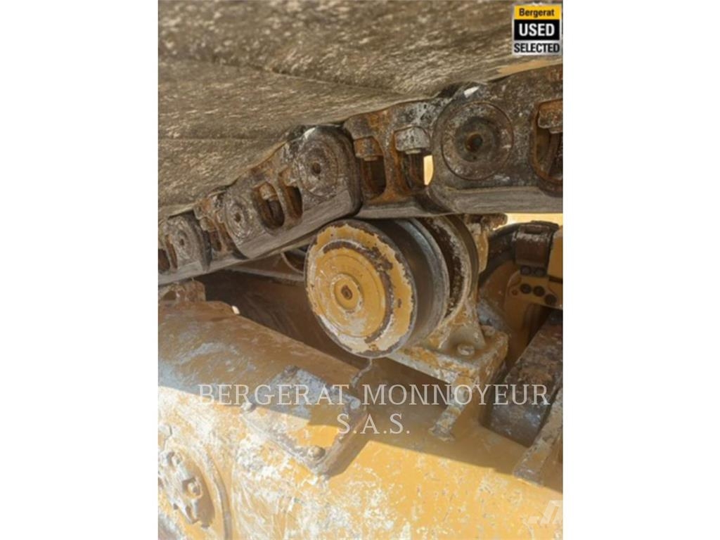 CAT D5 بلدوزرات مجنزرة