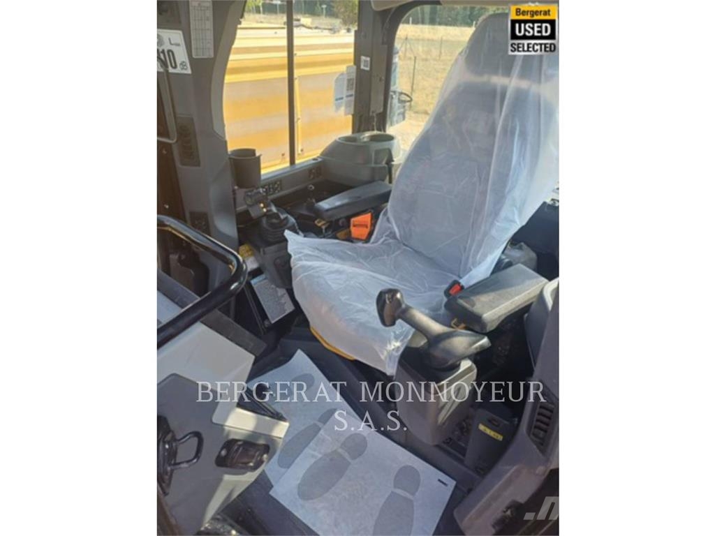CAT D5 بلدوزرات مجنزرة