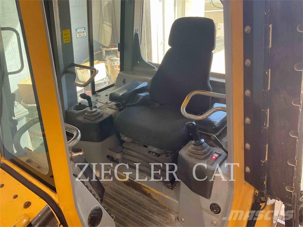 CAT D5G Kāpurķēžu buldozeri