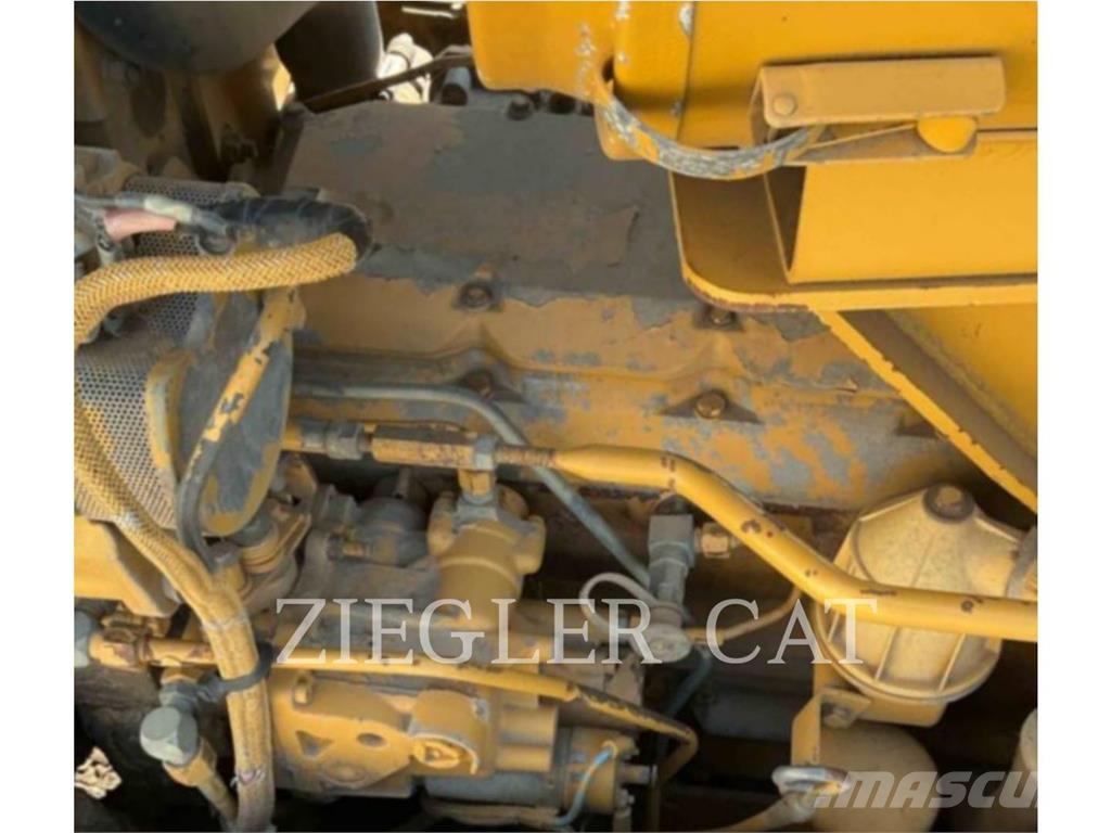 CAT D5M 履帶推土機