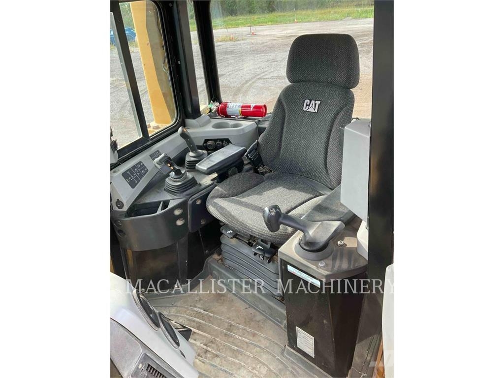 CAT D6T Buldožerji goseničarji