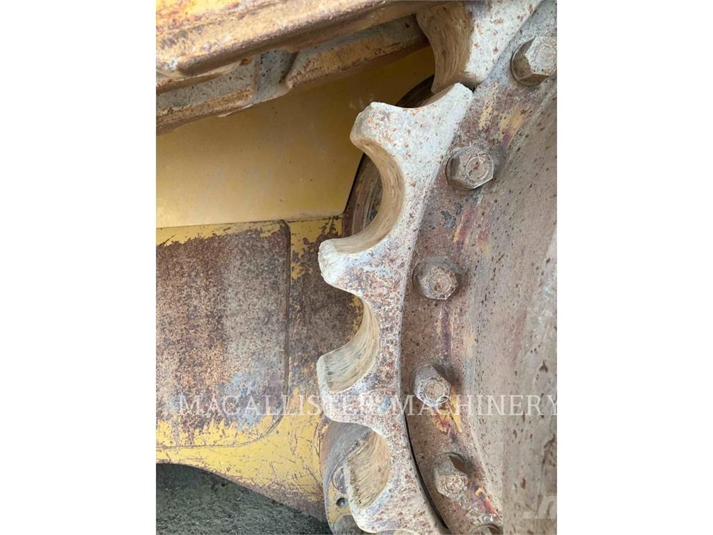 CAT D6T Buldožerji goseničarji