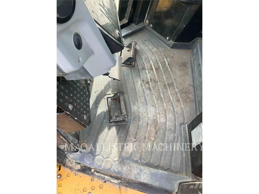 CAT D6T Buldožerji goseničarji
