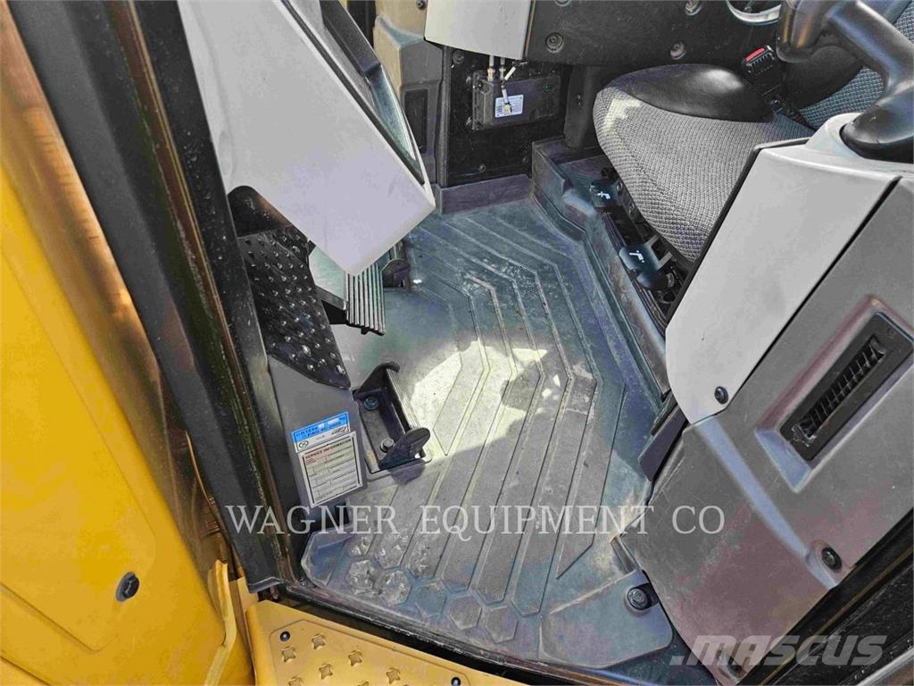 CAT D8 Buldožerji goseničarji