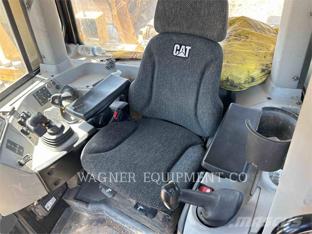 CAT D821 Kāpurķēžu buldozeri