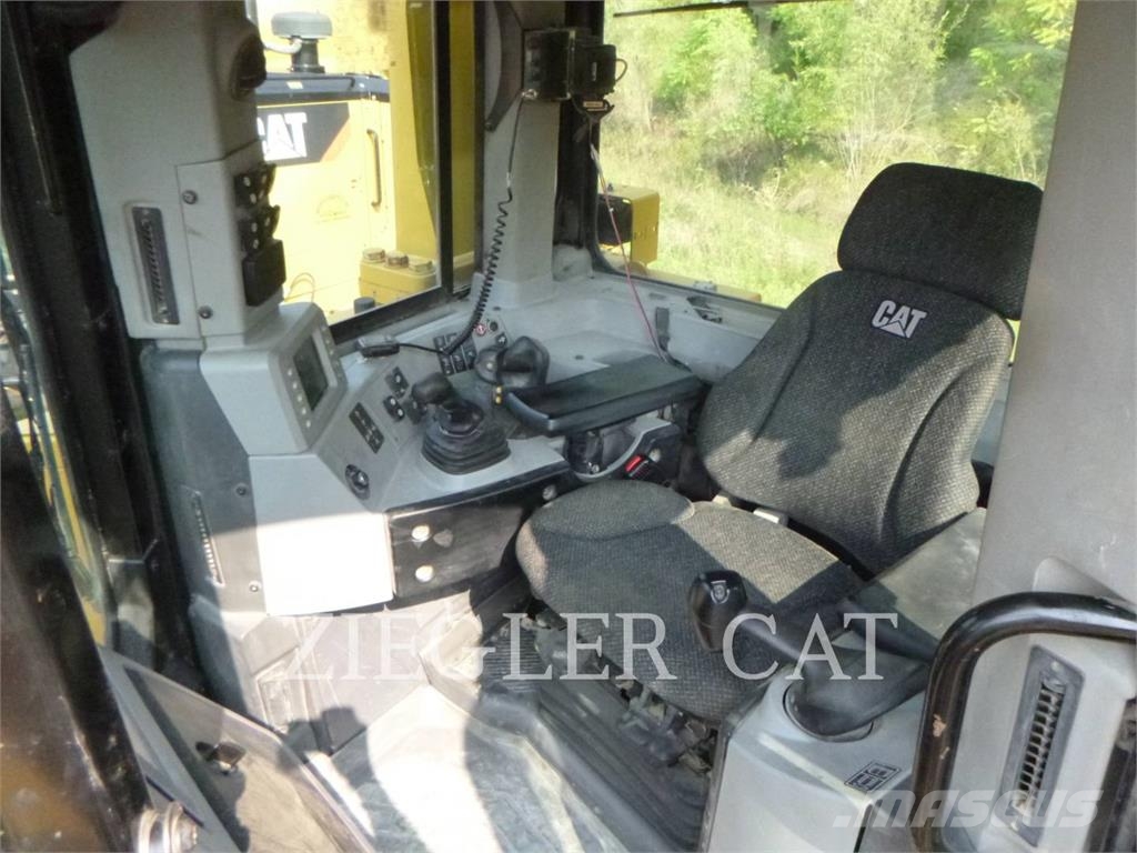 CAT D8T بلدوزرات مجنزرة