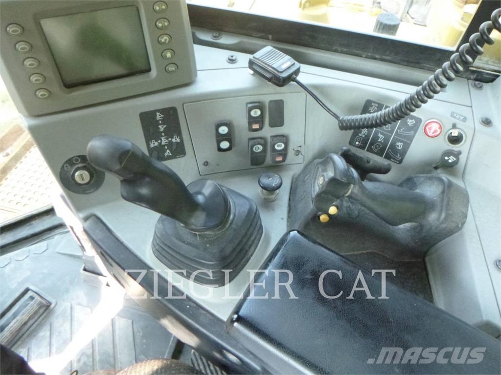 CAT D8T بلدوزرات مجنزرة