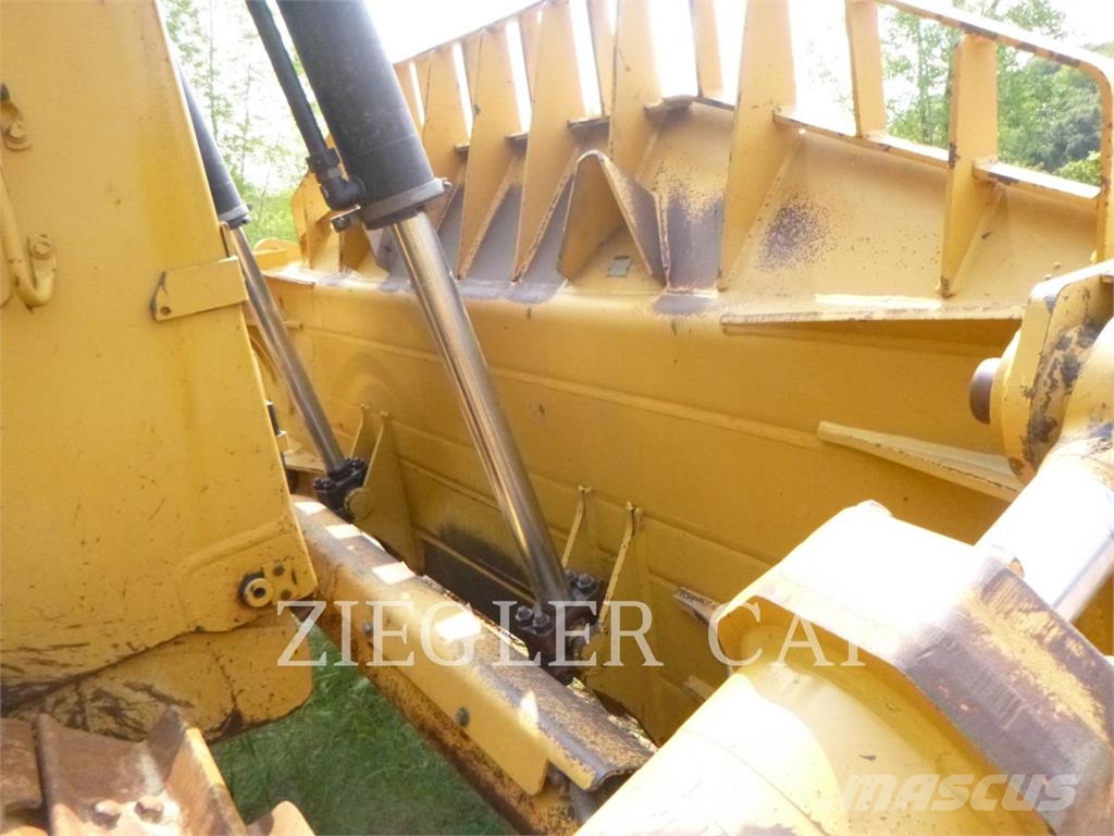 CAT D8T بلدوزرات مجنزرة