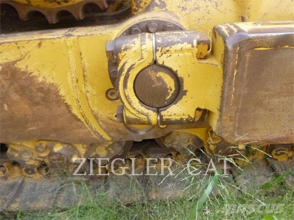 CAT D8T بلدوزرات مجنزرة