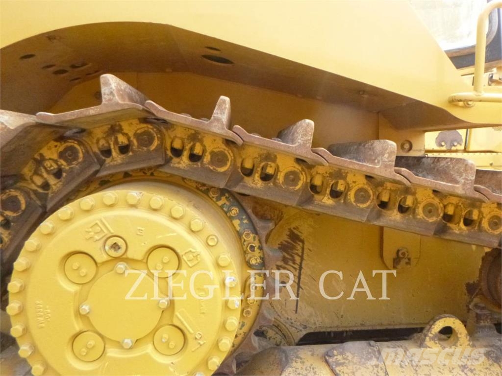 CAT D8T بلدوزرات مجنزرة
