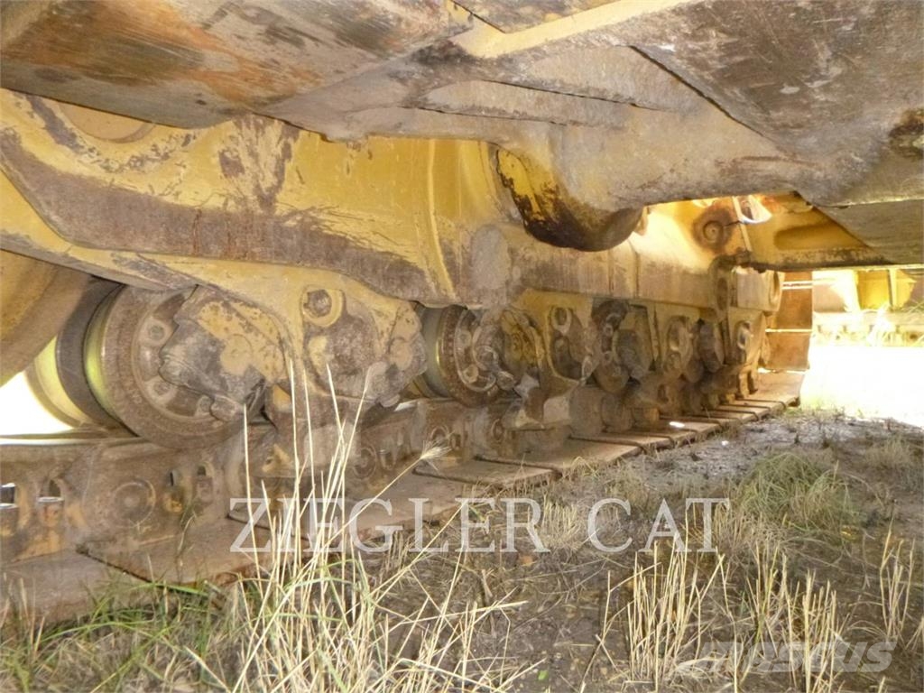 CAT D8T بلدوزرات مجنزرة