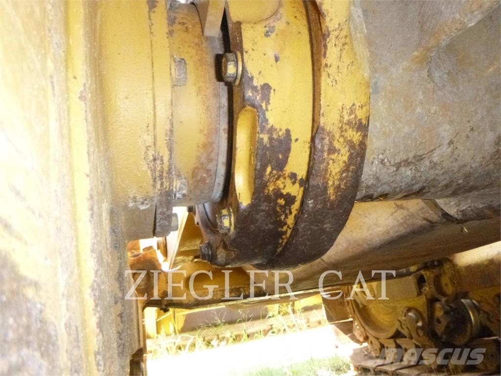 CAT D8T بلدوزرات مجنزرة