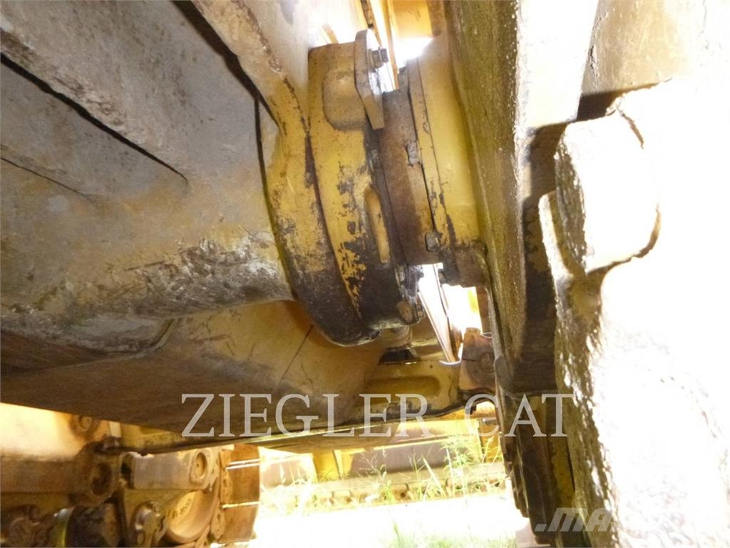 CAT D8T بلدوزرات مجنزرة