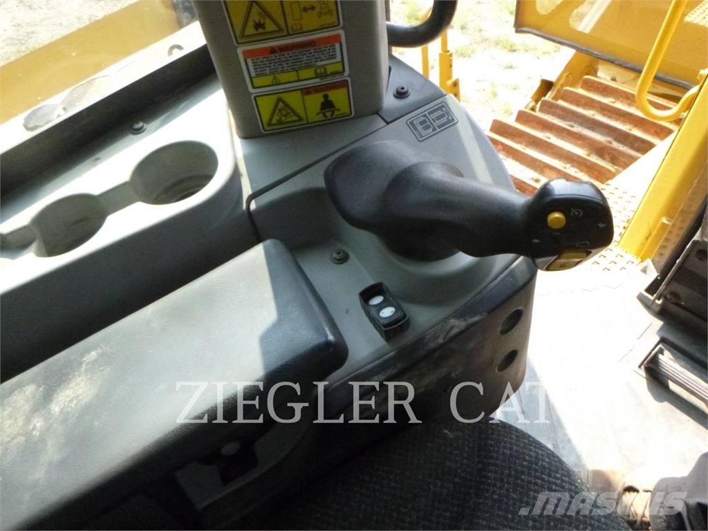 CAT D8T بلدوزرات مجنزرة