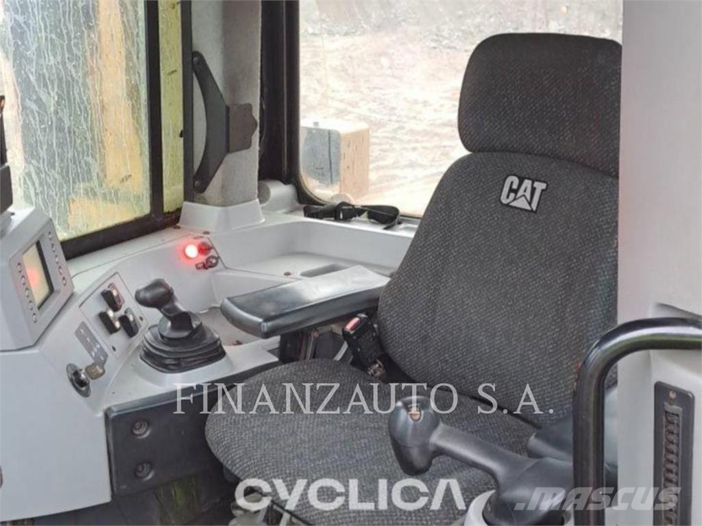 CAT D8T Telaketjupuskutraktorit