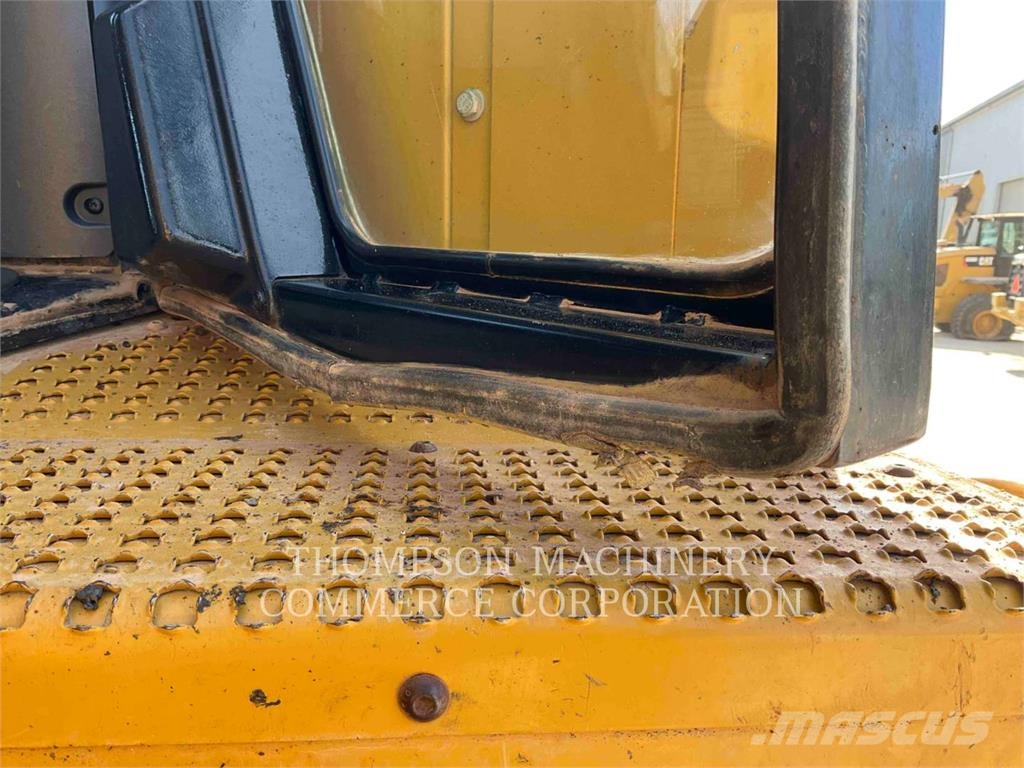 CAT D8T Kāpurķēžu buldozeri