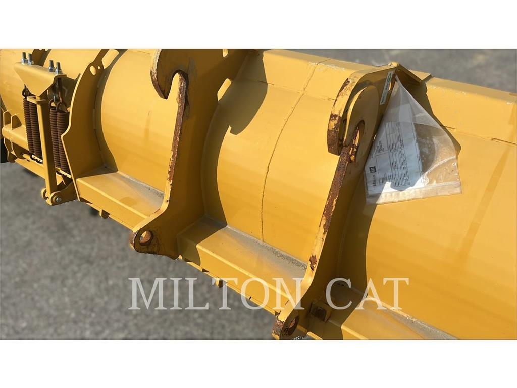 CAT ERPILLAR 12 FOOT SNOW PUSHER Snøfresere