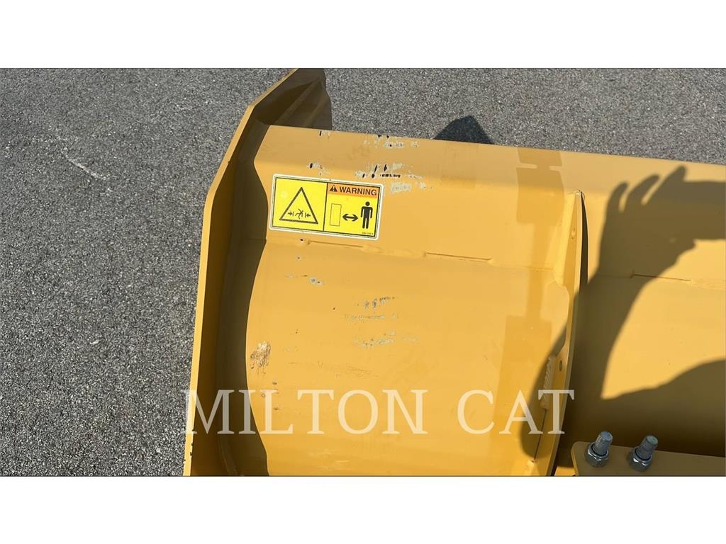 CAT ERPILLAR 12 FOOT SNOW PUSHER Snøfresere