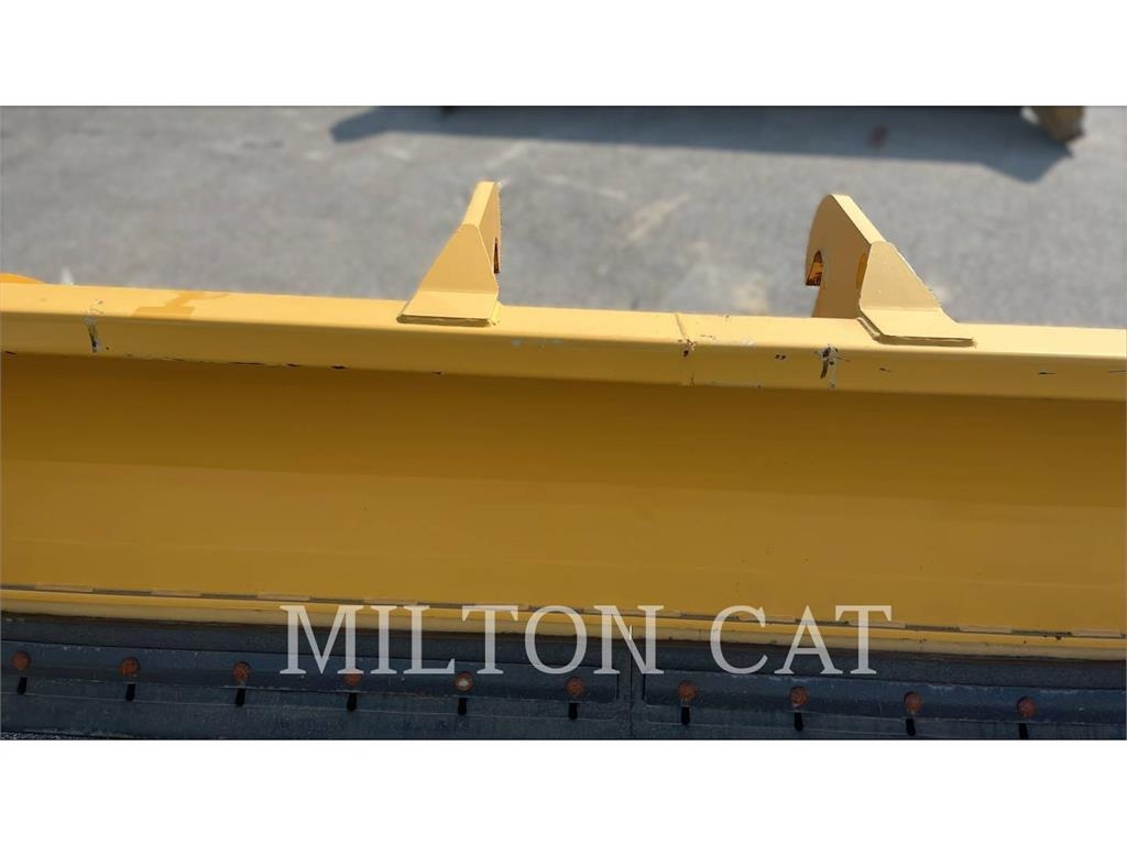CAT ERPILLAR 12 FOOT SNOW PUSHER Snøfresere