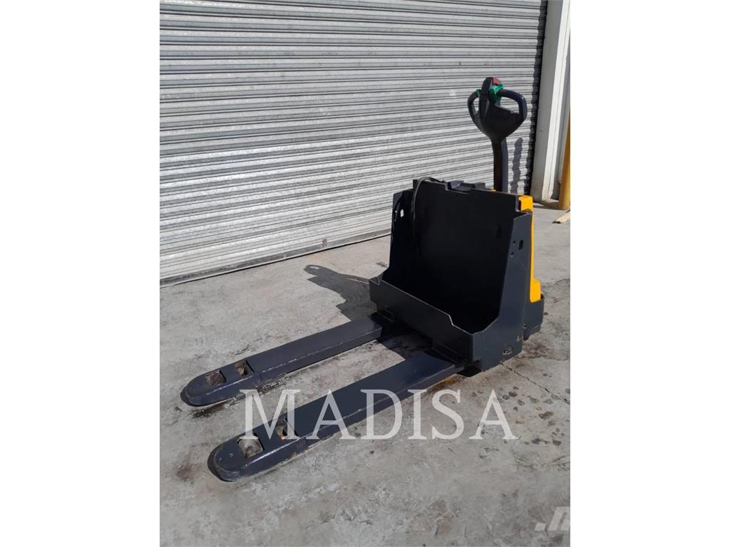 CAT LIFT TRUCKS EJE120E Golf carts