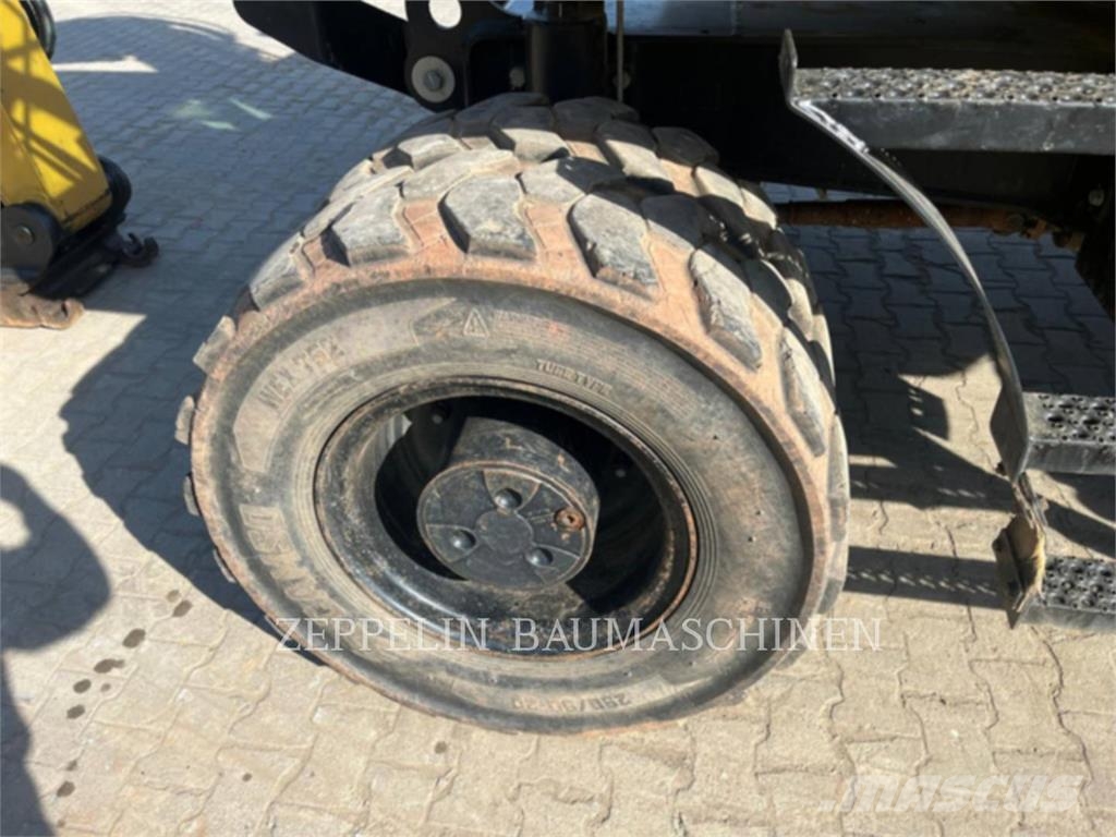 CAT M319-07A Bagri na kolesih