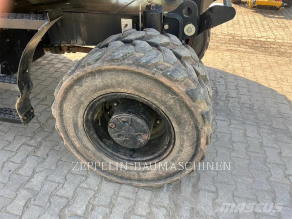 CAT M319-07A Bagri na kolesih