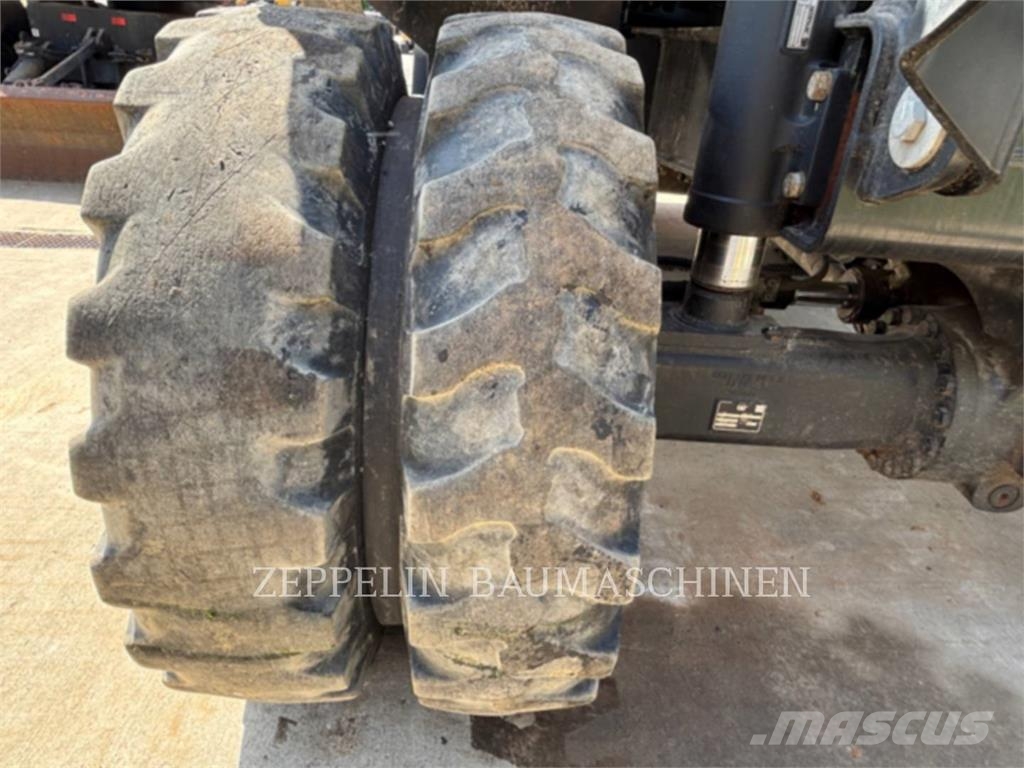 CAT M320F Gumikerekes kotrók
