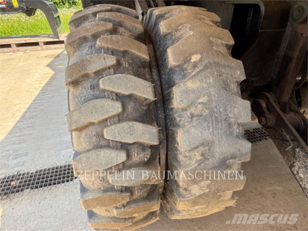 CAT M320F Gumikerekes kotrók