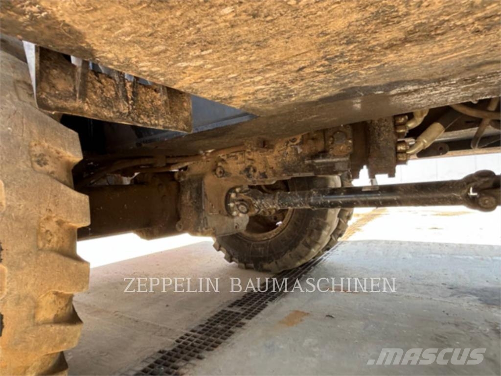 CAT M320F Gumikerekes kotrók