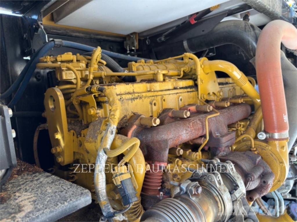 CAT M320F Gumikerekes kotrók