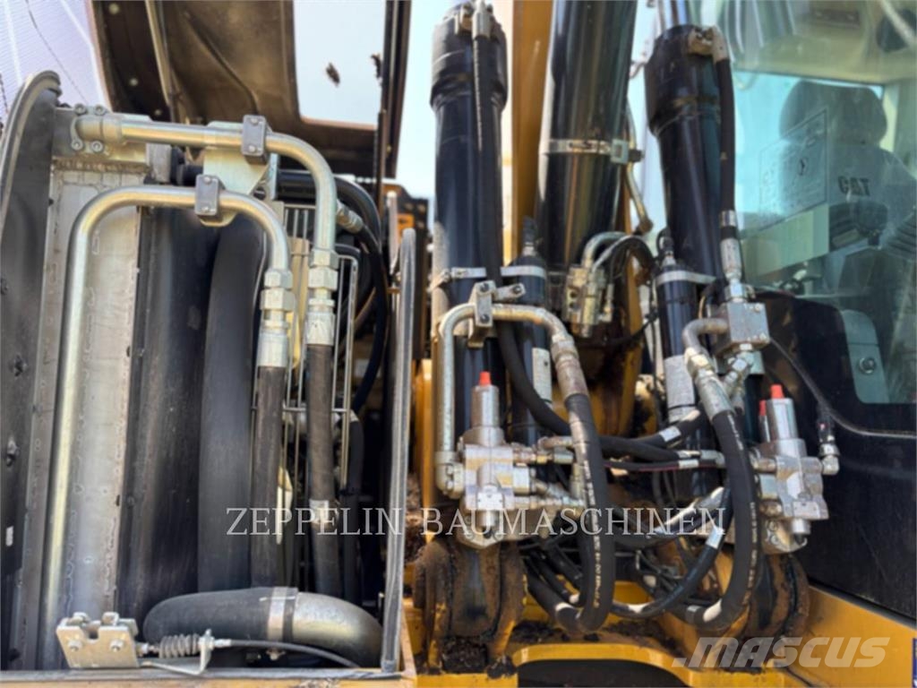 CAT M320F Gumikerekes kotrók