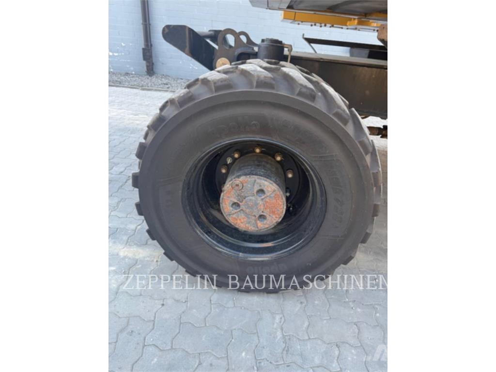 CAT M320F Bagri na kolesih