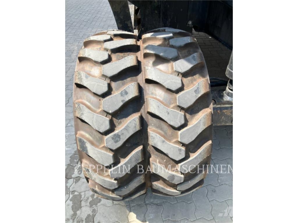 CAT M320F Bagri na kolesih