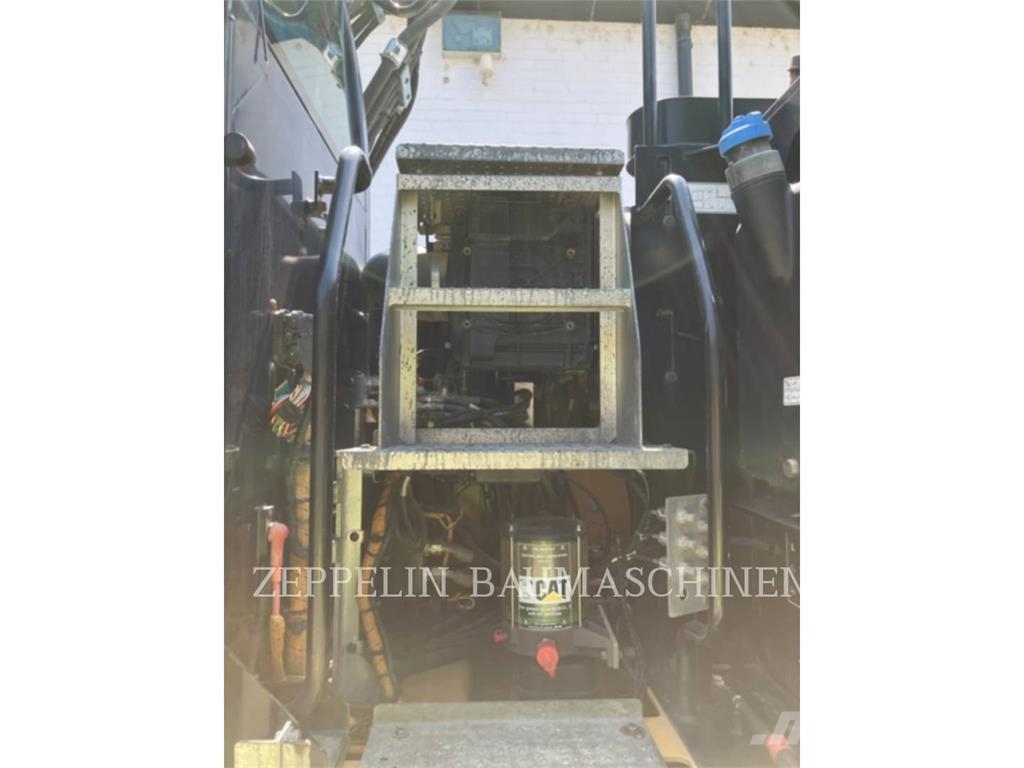 CAT M320F Bagri na kolesih