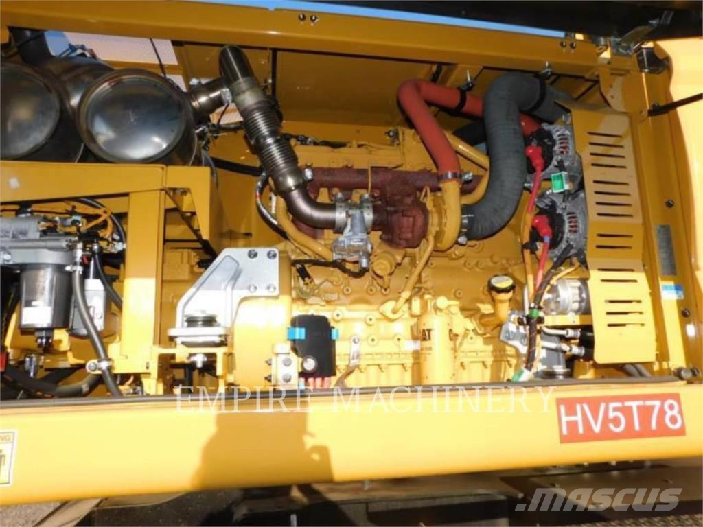 CAT M322-18TRS حفارات زحافة