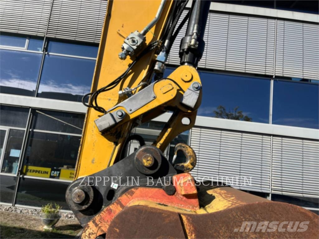 CAT M322D Ekskavatori uz riteņiem