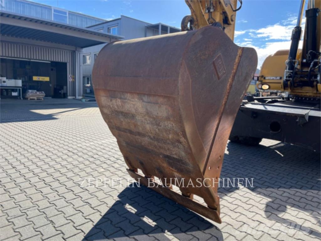 CAT M322D Ekskavatori uz riteņiem