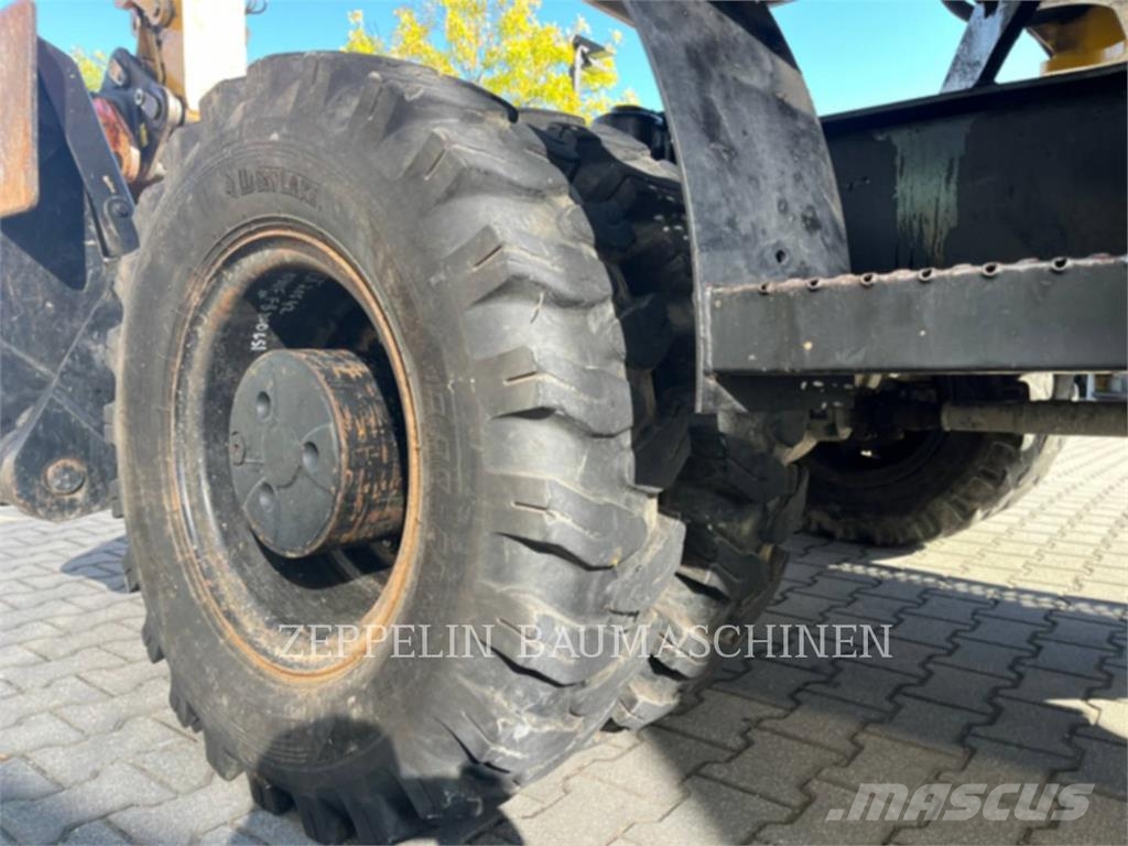 CAT M322D Ekskavatori uz riteņiem