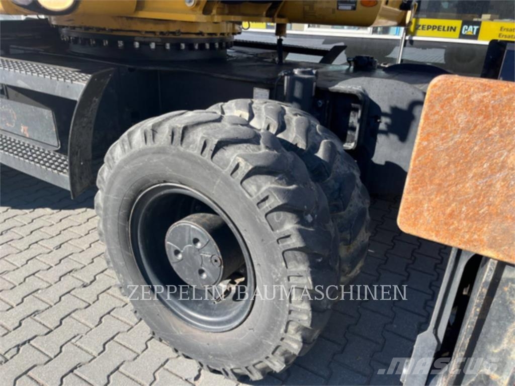 CAT M322D Ekskavatori uz riteņiem