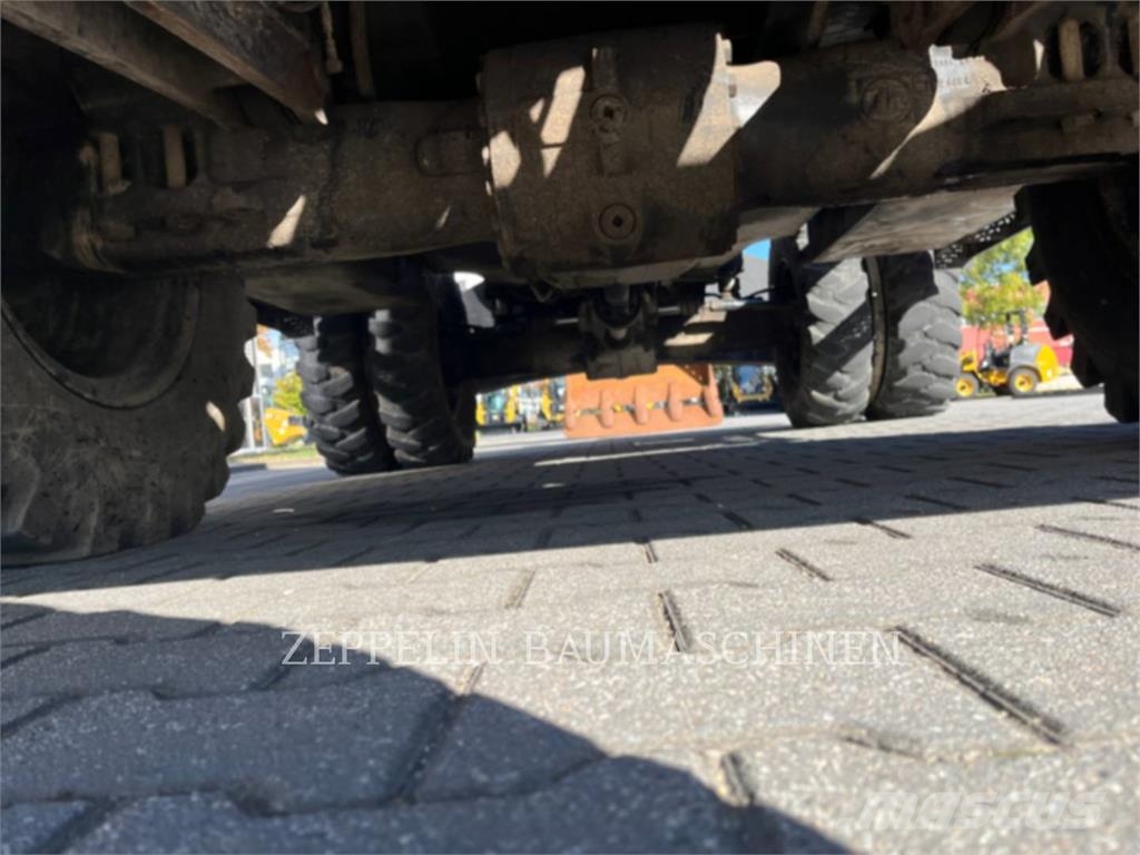 CAT M322D Ekskavatori uz riteņiem
