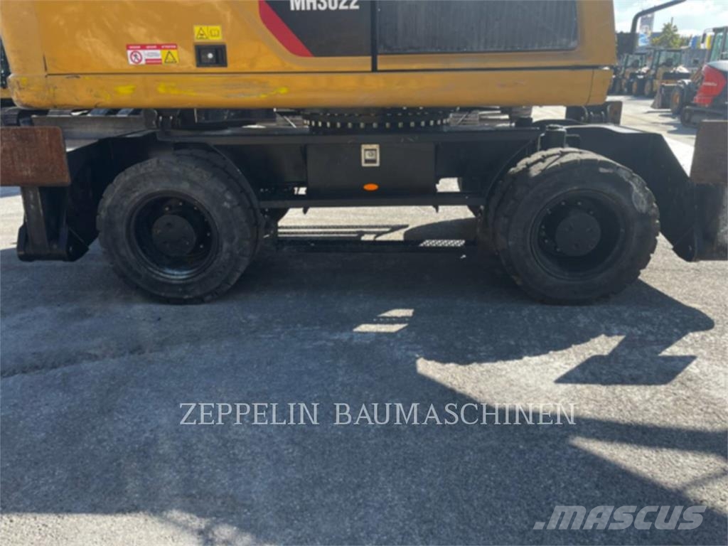 CAT MH3022 Abrissbagger