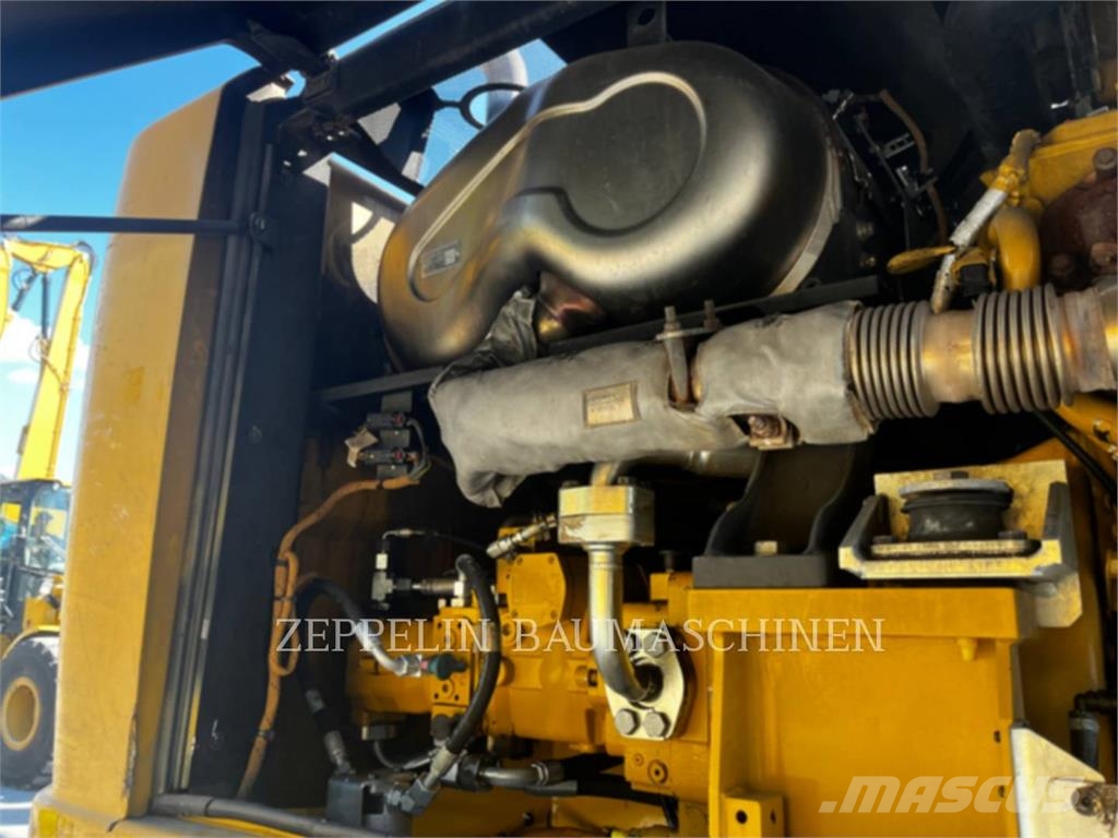 CAT MH3022 Abrissbagger