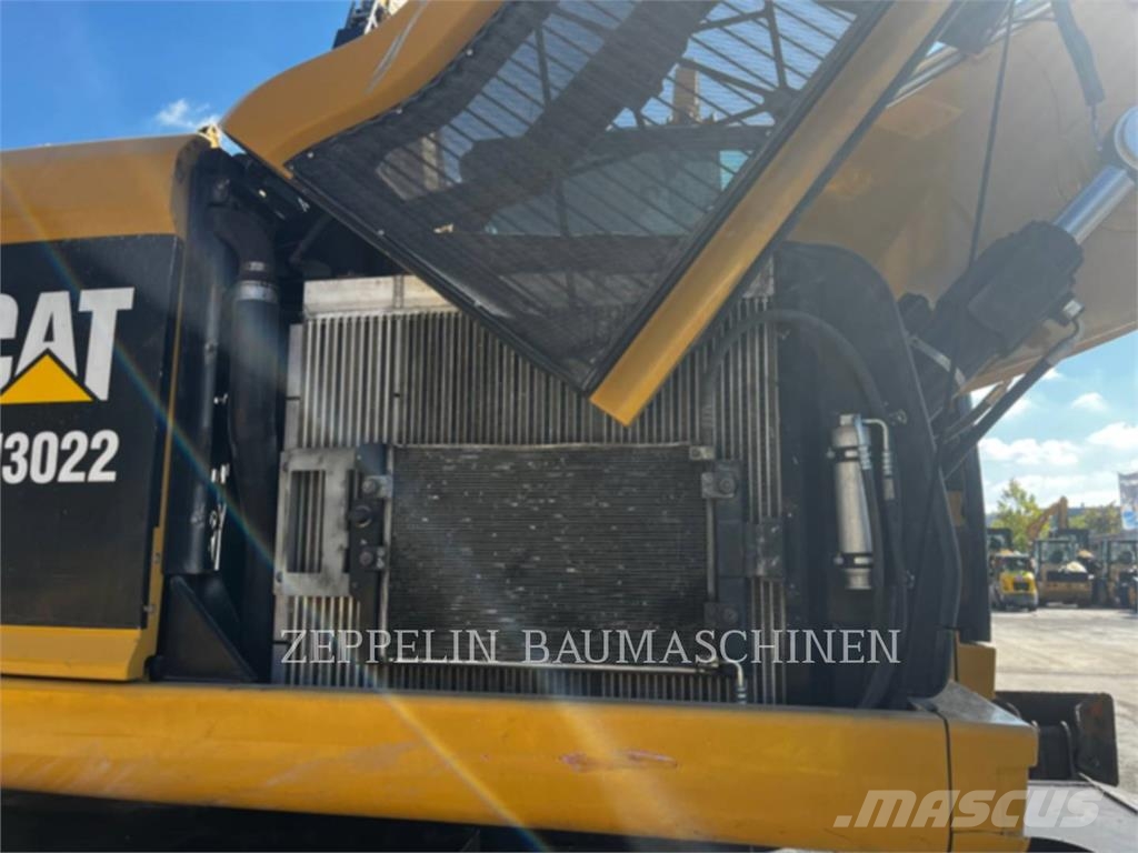 CAT MH3022 Abrissbagger