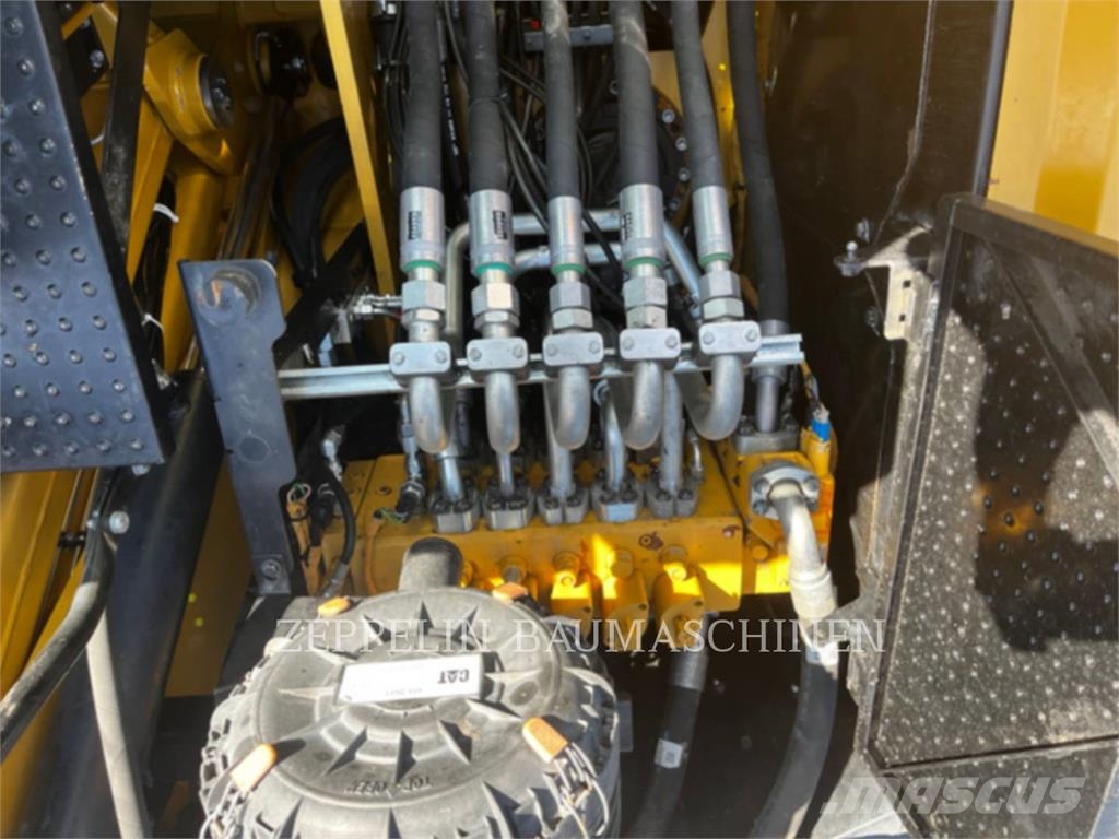 CAT MH3022 Abrissbagger