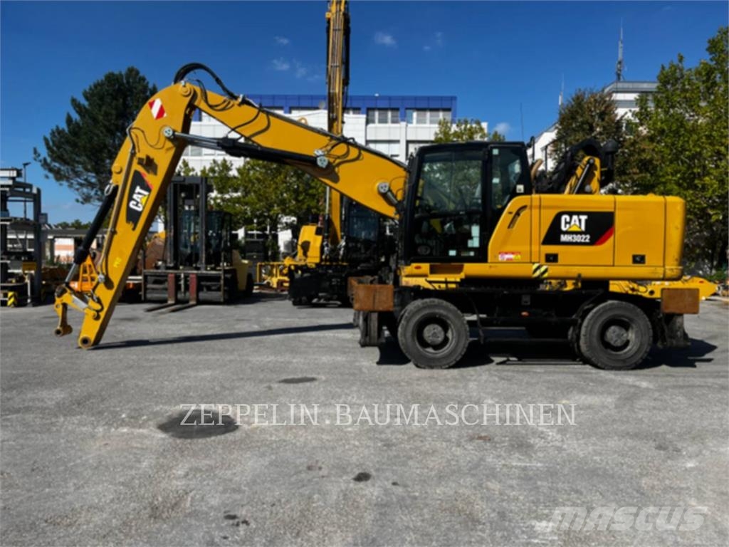 CAT MH3022 Abrissbagger