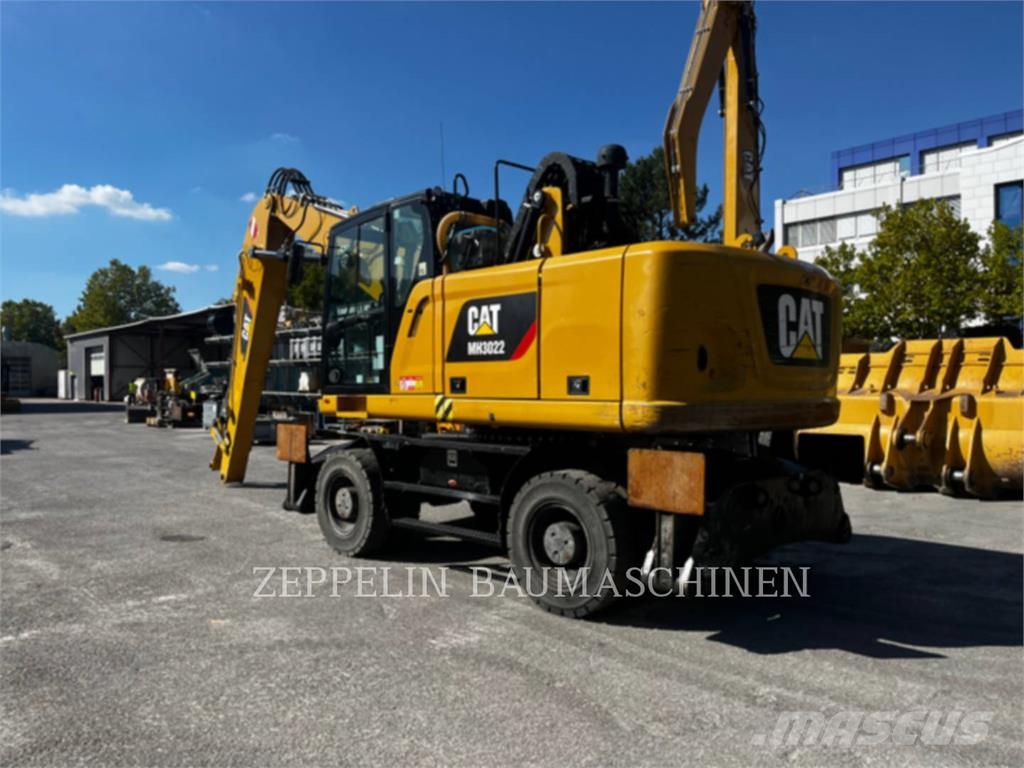 CAT MH3022 Abrissbagger