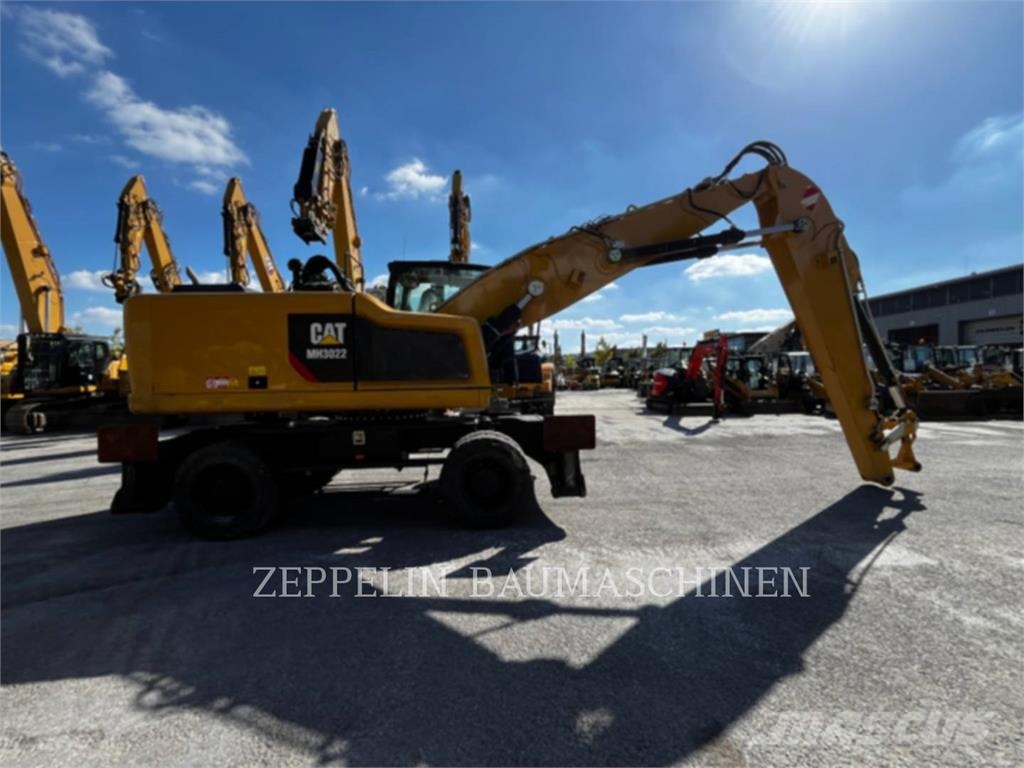 CAT MH3022 Abrissbagger