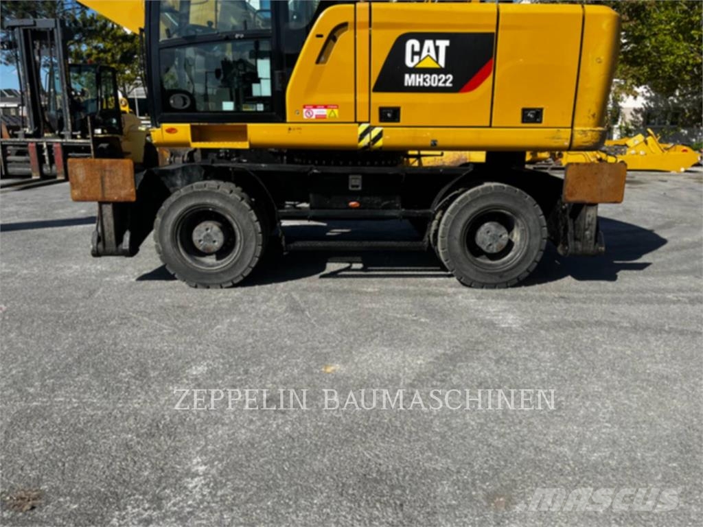 CAT MH3022 Abrissbagger
