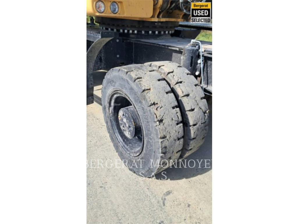 CAT MH3024 Pelle sur pneus