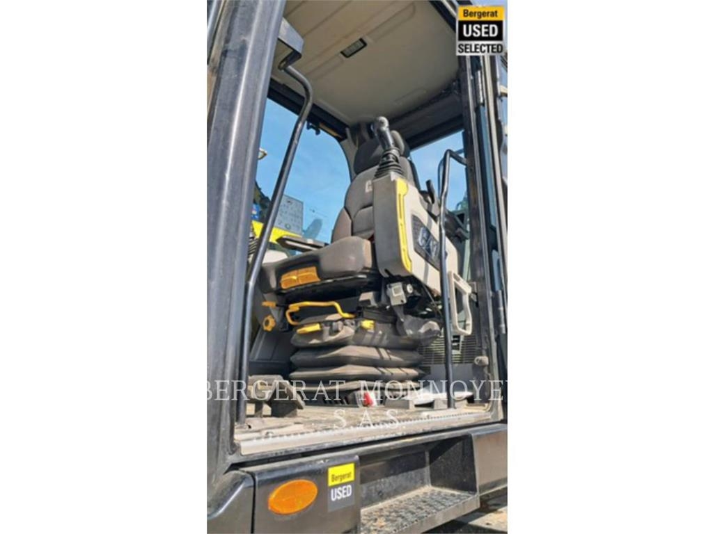 CAT MH3024 Pelle sur pneus